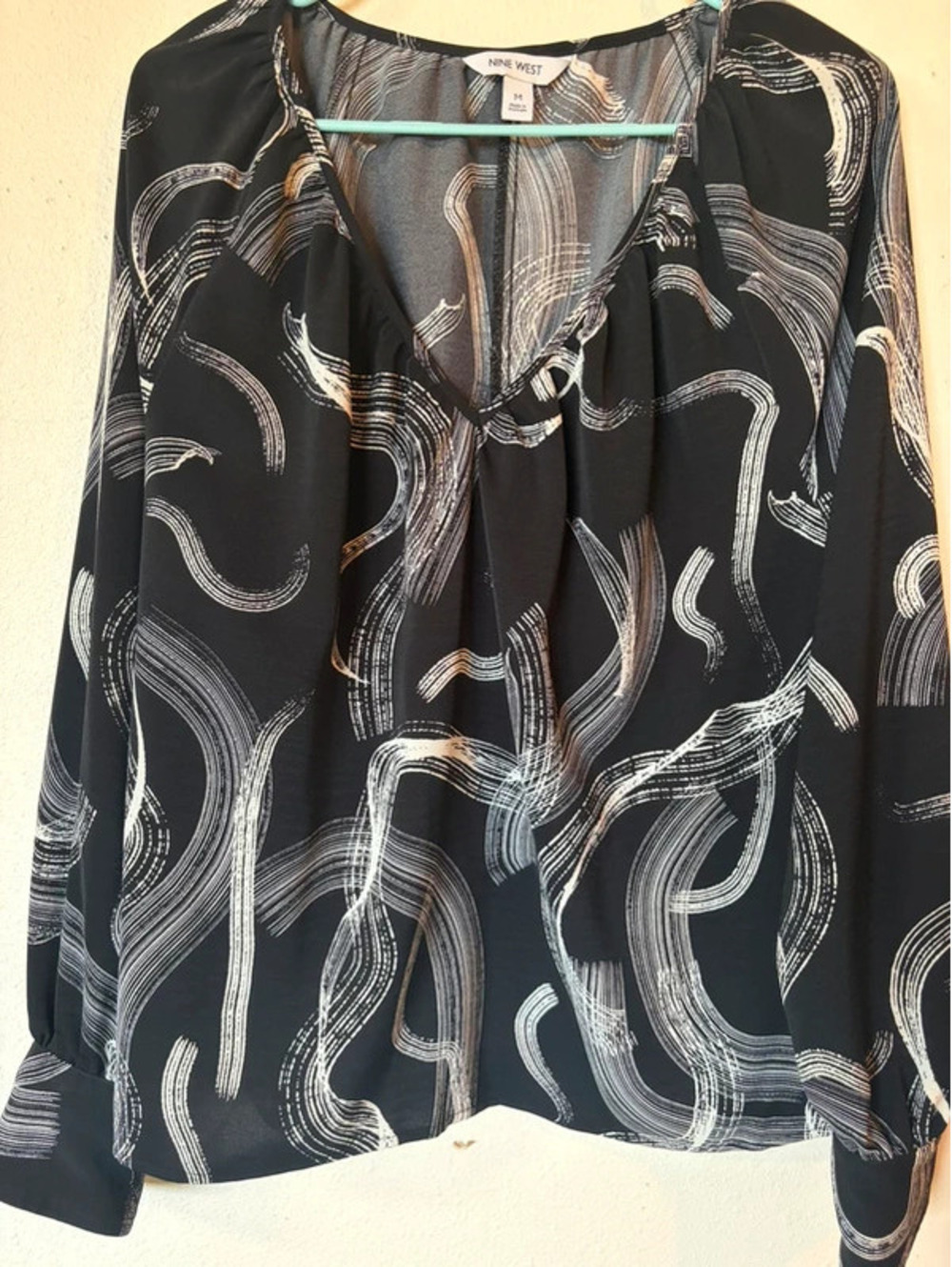 Nine West Women’s Black Abstract Print Blouse Size M Long Sleeve V Neck